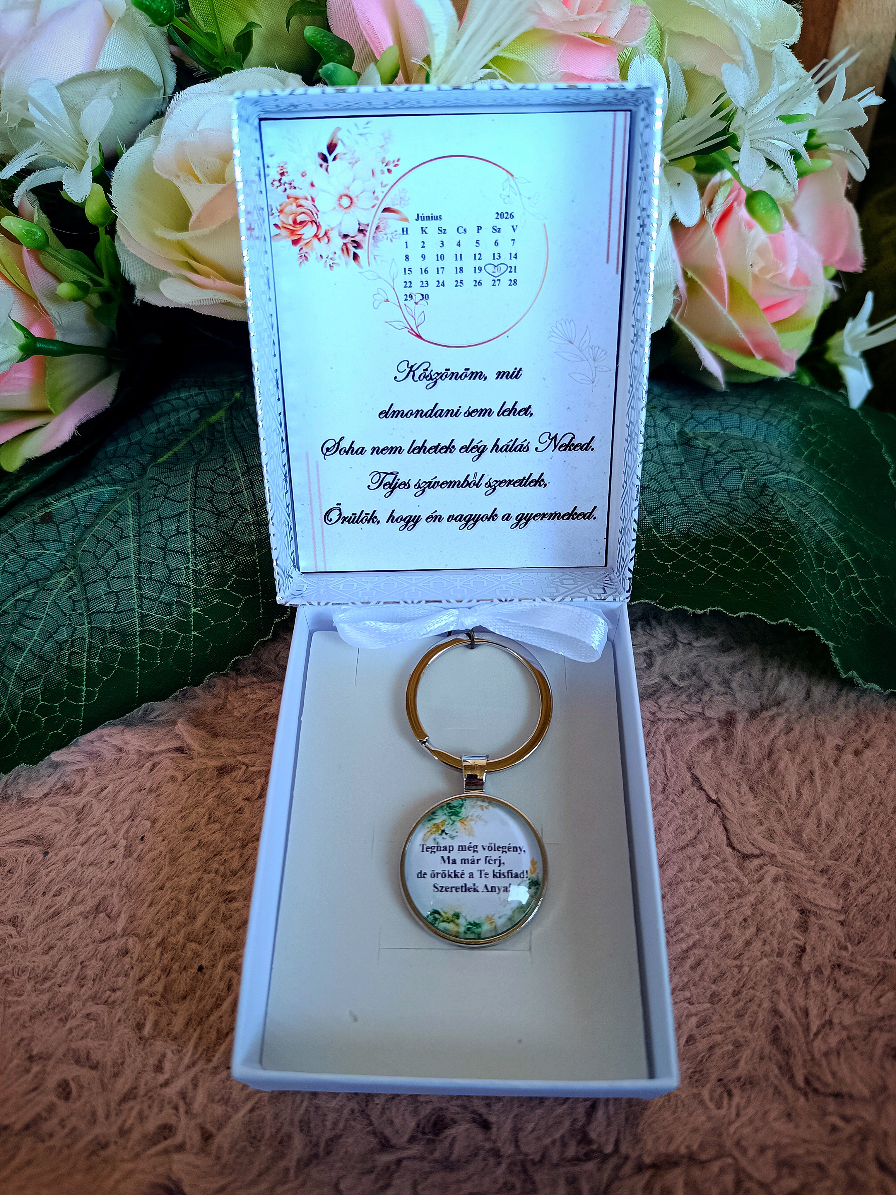 Ajándék örömanyának esküvői szülőköszöntő kulcstartó